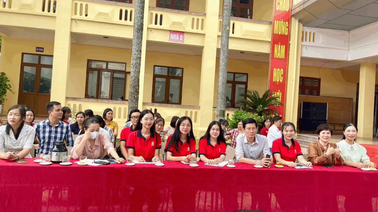 Trung tâm IELTS VicOne trao tặng 40 tài khoản Mocktest tại Trường THPT Hoằng Hoá 2 9 3