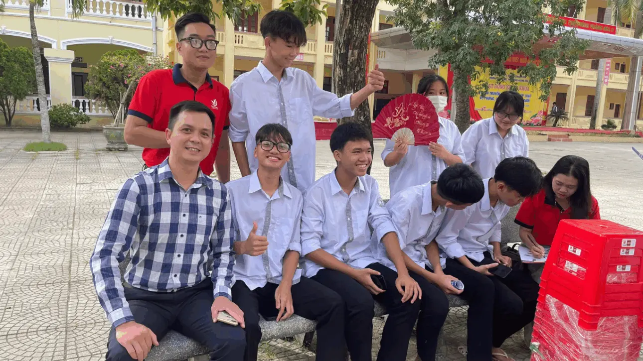 Trung tâm IELTS VicOne trao tặng 40 tài khoản Mocktest tại Trường THPT Hoằng Hoá 2 12 4