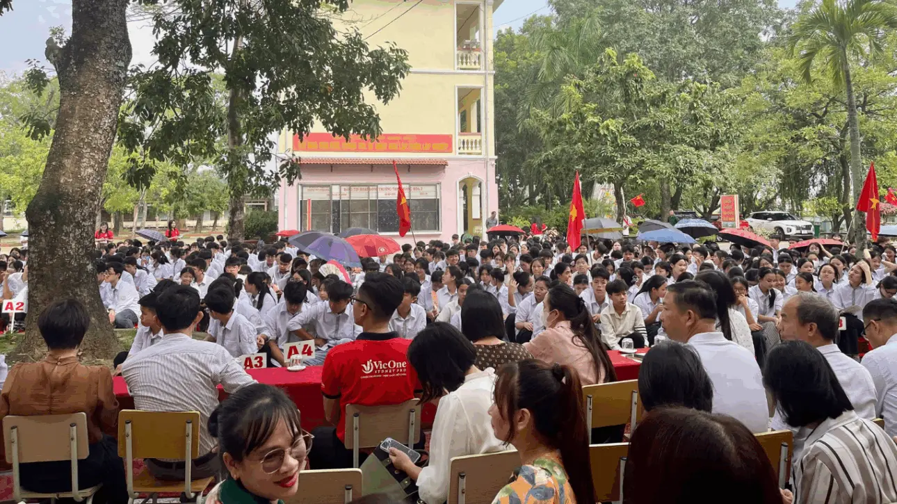 Trung tâm IELTS VicOne trao tặng 40 tài khoản Mocktest tại Trường THPT Hoằng Hoá 2 10 6