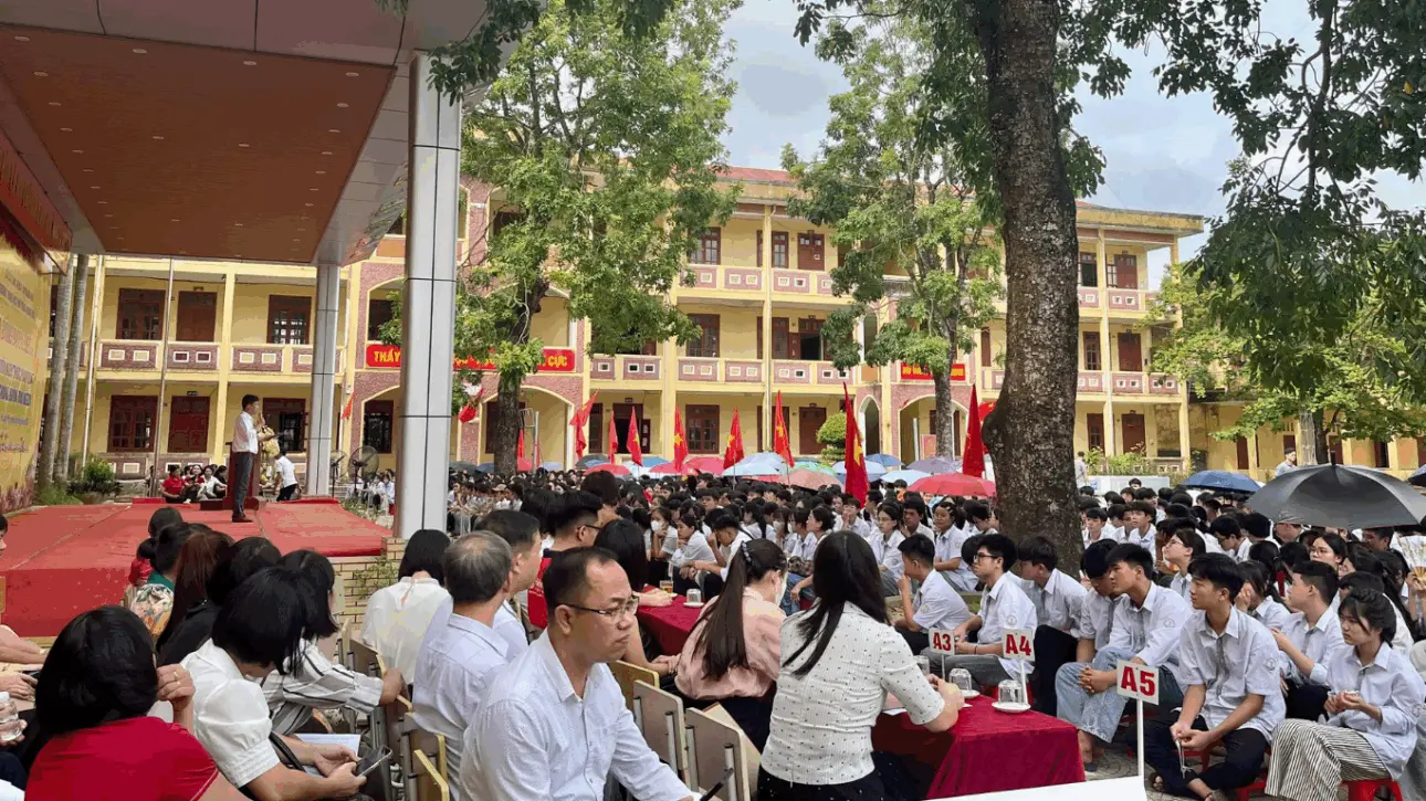 Trung tâm IELTS VicOne trao tặng 40 tài khoản Mocktest tại Trường THPT Hoằng Hoá 2 11 7